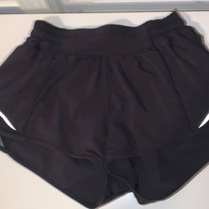 Black Lululemon hotty hot shorts size 4 2.5 inch